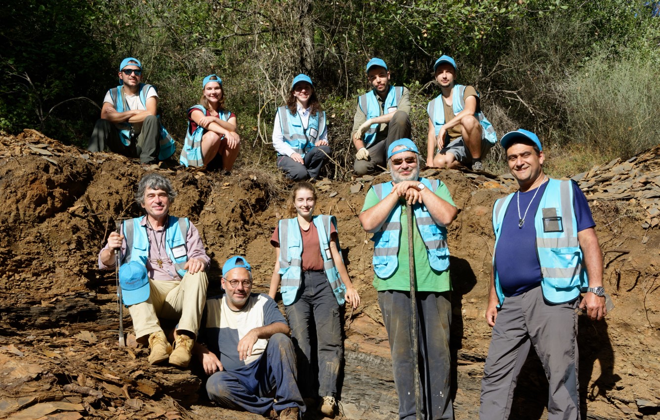 Photo: L’équipe de paléontologues sur le site de Bkassine, Jezzine, au Liban. © Léa de Brito